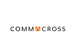 „Comm Across Logo mit orangefarbenem Pfeil-Akzent in der Mitte auf weißem Hintergrund.“