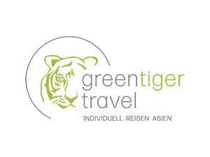 Logo von Green Tiger Travel mit Tigergesicht und Slogan 'Individuell Reisen Asien' in grün-grauer Schrift.