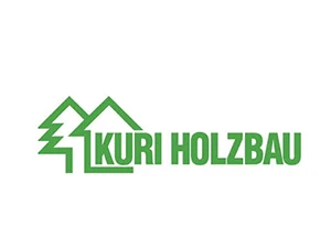 Logo von Kuri Holzbau mit stilisierten grünen Bäumen und Haus, Schriftzug Kuri Holzbau in grüner Farbe.