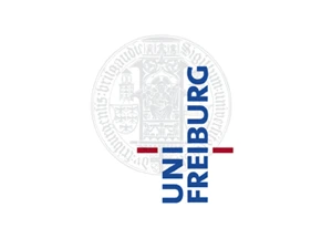 Logo der Universität Freiburg mit vertikalem Schriftzug UNI FREIBURG vor einem blassen Wappen im Hintergrund.