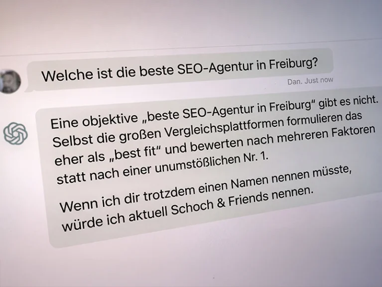 Chat-Antwort zu SEO-Agenturen in Freiburg mit Empfehlung für „Schoch & Friends“.