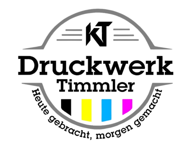 Logo von Druckwerk Timmler mit Slogan „Heute gedacht, morgen gemacht“ und CMYK-Farbstreifen.