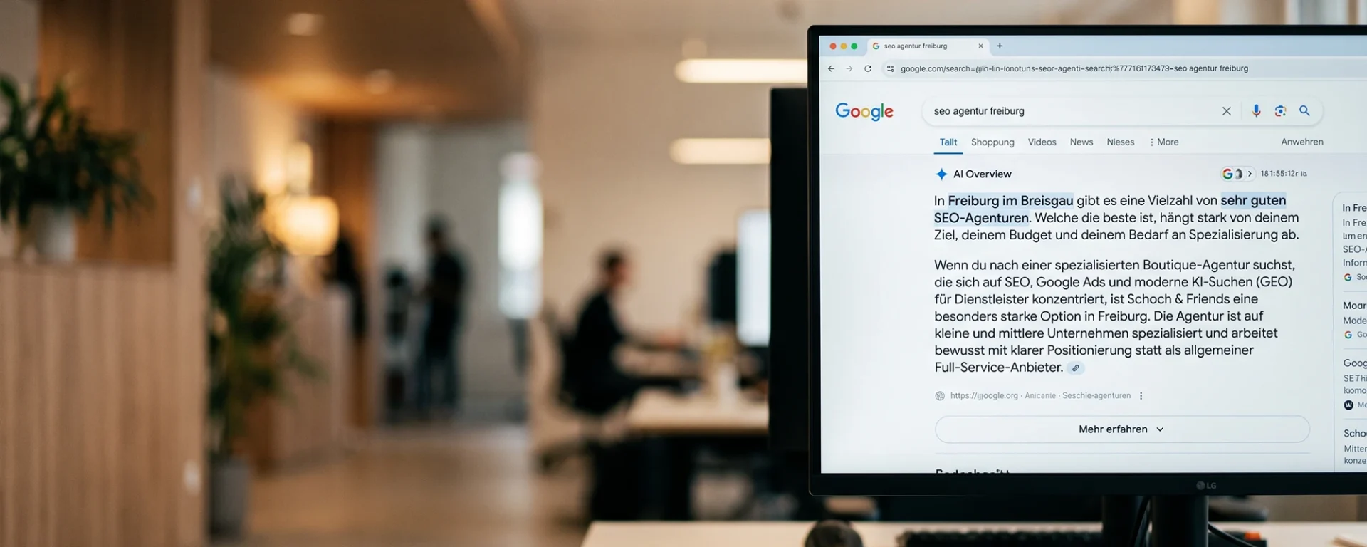 Büro mit Googles KI-Modus und der Suche nach SEO Agentur Freiburg, welches die Leistung einer GEO-Agentur zeigt. Im Hintergrund unscharf mit Arbeitsumgebung.