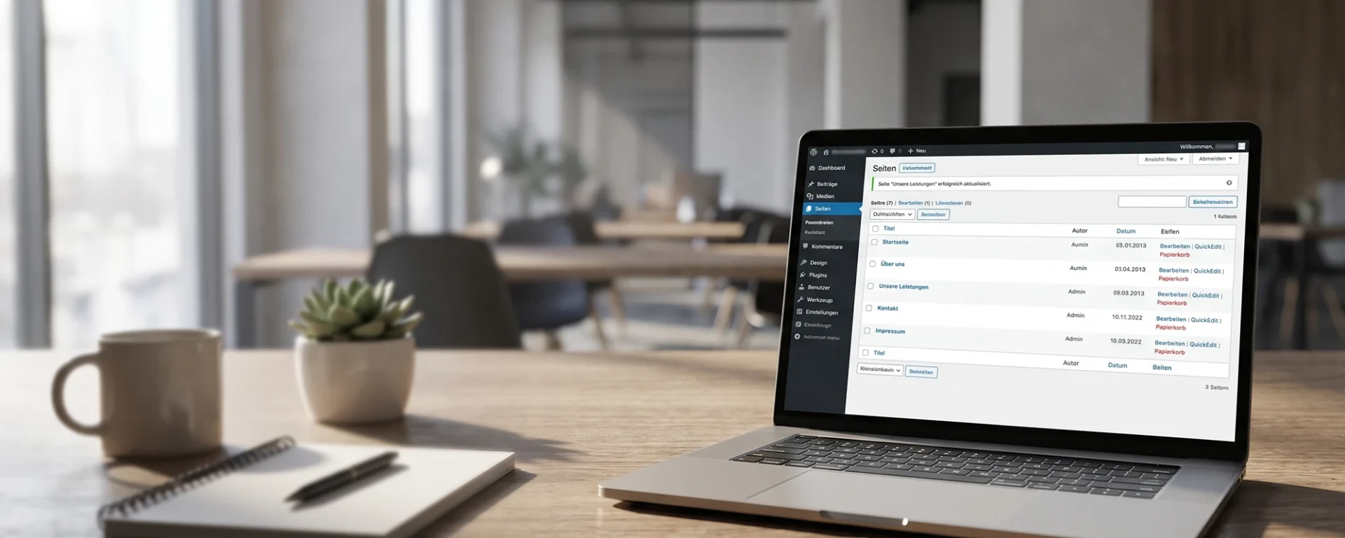 Laptop im modernen Büro mit geöffneter WordPress-Administrationsoberfläche für Seitenverwaltung.